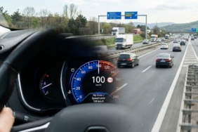 Avrupa Otoyollarında 100 km/s Hız Sınırı Önerisi Yakıt Tüketimi Tartışması Başlattı